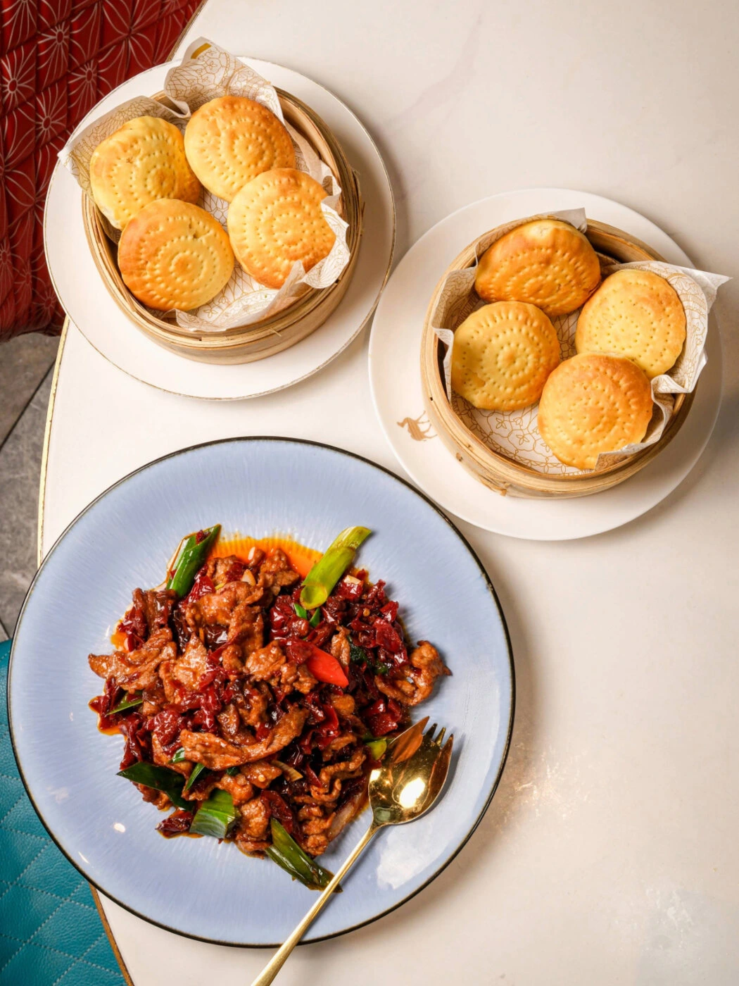 Crispy buns and stir-fried meat with spring onion
